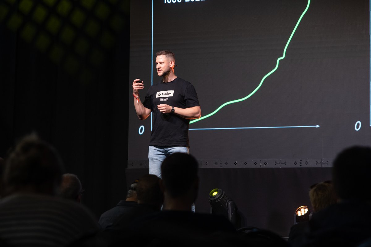 BitUcationCom's tweet photo. Letztes Wochenende ging es für Markus wieder auf die Bühne. 

Auf der @BTCPrague der größten Bitcoin Konferenz Europas hat er für @BitBoxSwiss den Vortrag "Wie ein Bildschirm dein (finanzielles) Leben rettet." gehalten. https://t.co/107DhJzrq9