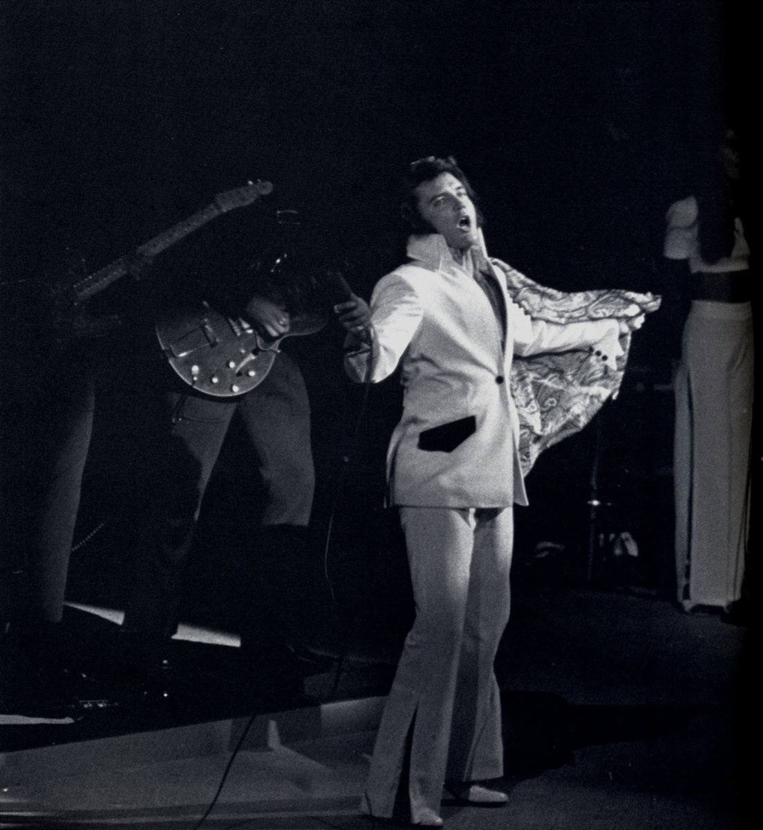 stonewallgrant's tweet photo. Today in Elvis History:

June 17, 1972

Chicago / 35,000 fans (2 shows) / White 2-piece and Blue Nail jumpsuits https://t.co/vTJmhI9BYC