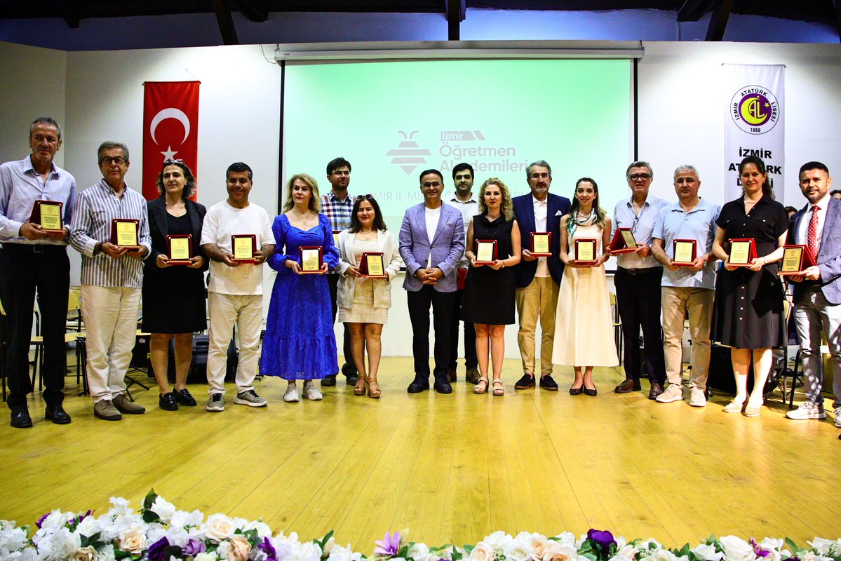 izmir_ilmem's tweet photo. 📚🌿 Bir yıl boyunca öğrenmenin, paylaşmanın ve birlikte gelişmenin izinde yürüdük...

İzmir Öğretmen Akademilerinin 2025-2026 Eğitim Öğretim Yılı Kapanış Programı’nı öğretmenlerimizin yoğun katılımıyla gerçekleştirdik.

Yıl boyunca Edebiyat, Şehir ve Kültür, Müzik, Düşünce ve Biyografi Akademileri kapsamında düzenlenen 65 programda yüzlerce öğretmenimizi akademisyenler, yazarlar ve sanatçılarla buluşturarak mesleki ve kültürel gelişimlerine katkı sunduk.

Şef İlker Binaz yönetimindeki Maarif Orkestrası ve Korosunun gerçekleştirdiği eşsiz dinleti, programa ayrı bir anlam ve güzellik kattı.

"İnsan, Mekân, Heyecan" anlayışıyla öğretmenlerimizin gelişim yolculuğuna eşlik etmeye, eğitimin niteliğini birlikte yükseltmeye devam ediyoruz.

#İzmirÖğretmenAkademileri #TürkiyeYüzyılıMaarifModeli #İzmirMEM

@tcmeb @Yusuf__Tekin @drsuleymanelban @yahsiomer