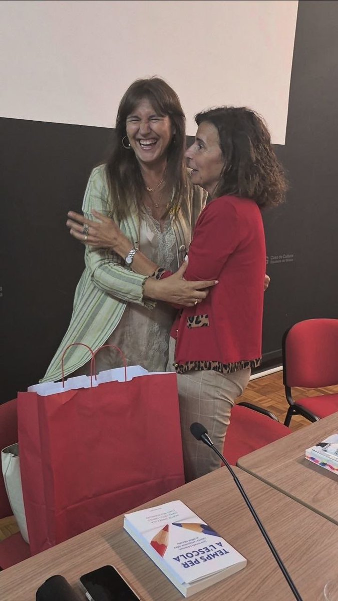 LauraBorras's tweet photo. Ahir, a la Casa de Cultura de Girona, per presentar “Temps per a l’escola”, un llibre escrit per la @coralregi , la @CarmeOrtoll i la @montserratjimvi (@penguinllibres )
“Temps per a l’escola” no és només un llibre sobre educació. És una conversa serena, exigent i valenta sobre el país que som i el país que volem ser. Les escoles hi apareixen com un mirall de les nostres contradiccions: la desigualtat creixent, la diversitat, la pressió burocràtica, les expectatives de les famílies, l’impacte de la tecnologia, el cansament d’una part del professorat.
Però em sembla especialment remarcable que el llibre no caigui en la nostàlgia ni en el lament. Les tres autores escriuen des del realisme de qui coneix les aules i, alhora, des de l’esperança de qui continua creient en la força transformadora de l’educació. Parteixen d’una idea que travessa tot el llibre: l’escola continua sent una de les institucions més importants per construir cohesió social, oportunitats i ciutadania.
Però al mateix temps és una institució que suporta tensions enormes. Per això crec que aquest llibre no interpel·la només els professionals de l’educació.
Interpel·la qualsevol persona que es pregunti quin futur volem construir col·lectivament.
És un llibre que proposa una cosa que sembla gairebé revolucionària en el temps que vivim: la necessitat d’aturar-se a pensar. D’escoltar, fer-se preguntes i reflexionar. De tenir temps per a l’escola. Gràcies per una conversa necessària i molt estimulant.