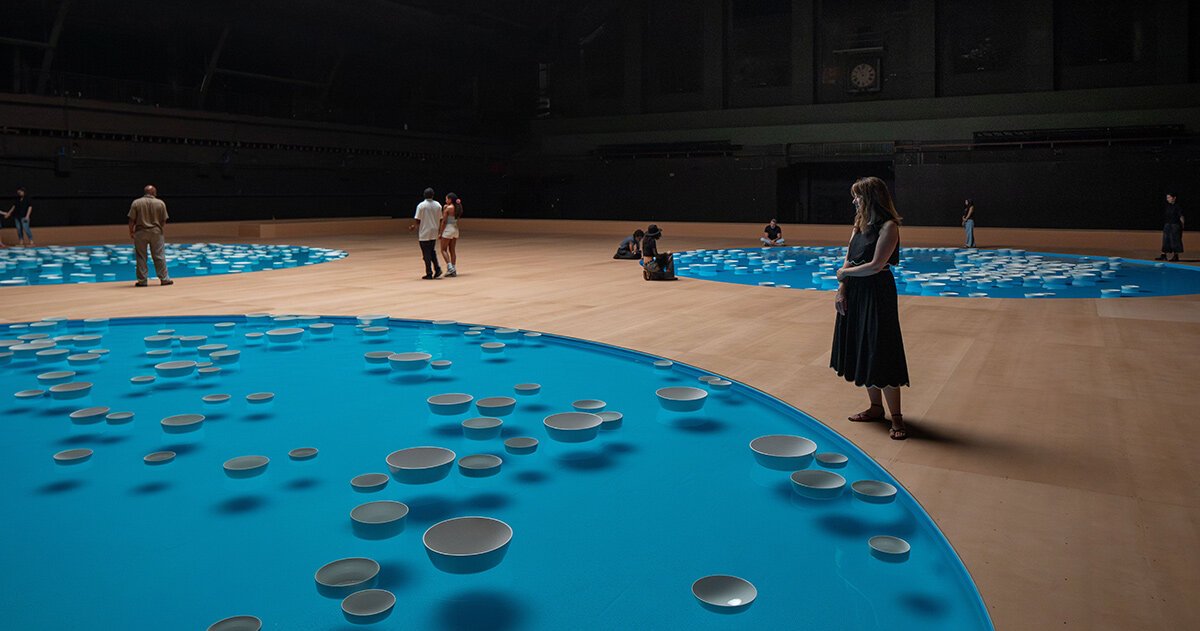elbarroquista's tweet photo. "El arte contemporáneo lo hace cualquiera"

Céleste Boursier-Mougenot: voy a crear una sinfonía de sonido infinito con 113.000 litros de agua y cientos de cuencos de cerámica esmaltada que se mueven y chocan aleatoriamente sin parar. https://t.co/qwFqiG7yRU