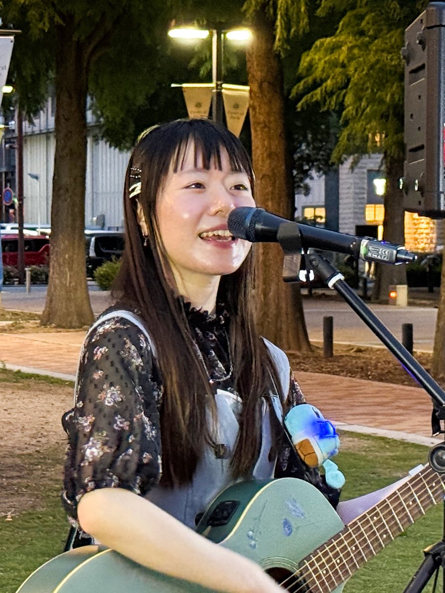 kotonichi's tweet photo. #おんまゆず #尼崎中央公園

2026年6月16日は尼崎中央公園での、ねもちゃん（おんまゆず）の #ストリートライブ に行ってきました😄

ねもちゃんの前回の大阪遠征が5月12日だったので、それ以来1ヶ月以上ぶりのライブとなりました😳
尼崎中央公園でのストリートライブは3月以来なのだそう🙂

時間に合わせて現地に行くと、すでに多くの方々が集まっていました😄
ライブは19時スタートでしたが、すっかり日も長くなったのでまだまだ明るい中でのスタート☀️
ねもちゃんも「すっかり日が長くなった」と話していて、半袖のブラウスにワンピースのスカートという出で立ちでした😊

「尼崎のみなさんこんばんはー！　おんまゆずのねもちゃんといいます」と元気よく挨拶すると、スタートは「フロラシオン」から🎤

いつもの「おまじない」に続いては5月に新しくリリースしたCDから「Nemophila」🎸

曲の合間にちょっとお酒を飲んでるっぽいおじいさんが話しかけてくるストリートライブらしい展開も😳
陽気なおじいさんで、ねもちゃんもストリートではよくあることと、突然の展開にも楽しそうに話してましたが、あまりに話が脱線してしまったため次何を歌うのかがわからなくなってしまいました😅
なんとか思い出しての一曲は「プレアデスの泡沫」🎤

だいぶ日も落ちてきたので、少し落ち着いてここからは弾き語りタイム🙂
曇っていたこともあって残念ながら星空とはいきませんでしたが、心の中で星を思い浮かべてと「プラズマ」の弾き語りバージョン🎸

続いての「Proust」という楽曲は、香りや風が過去の記憶を呼び覚ますプルースト効果にちなんだ楽曲なのだそうで、そんな香りや風のことを思い浮かべながら聴いてほしいとしっとり歌いあげました🎤

歌っている姿を見た例のおじいさんからは「色っぽい」との言葉をもらって「はじめて言われたー」とねもちゃん大喜び😊

また他にもねもちゃんのことを「高校生？」と間違うおばちゃんが現れたりと、あまがさ…いえ大阪らしい展開にねもちゃんも「今日めっちゃ楽しい！」と上機嫌でした😆

この日は風も涼しく気持ちがよかったので、しっとりめの曲をたくさん歌いたくなるとのことで続いては「琥珀」🎸
秋の楽曲ながらこの夜の気候にはあっていたように思います🌃

少し落ち着いた曲が続いたので、ここからはちょっと激しめの曲で動いてもらおうとこの曲「NEO KAWAii」🎤
私はだいぶ長いこと聴いてなかったので、もうすっかり振り付けも忘れてるかと思いましたが、案外すぐに思い出すものですね😁
みんなで楽しく踊ってきました😊

1時間もあっという間、ラストの楽曲はもちろん「晴レルヤ」🎤
梅雨の中、みんなが晴れ間に出会えるようにとこの日も元気一杯でライブを締めました😆

いろんな人が参加してくれたたっぷり1時間のストリートライブ、ちょっとしたハプニングならストリートならでは、総じて楽しいライブでした😄

2026.06.16
@ 尼崎中央公園
🎶 セットリスト
 
1.グリーンピースとピスタチオ
2.フロラシオン 
3.Nemophila
4.プレアデスの泡沫
5.プラズマ（弾き語り）
6.Proust
7.琥珀
8.NEO KAWAii
9.晴レルヤ