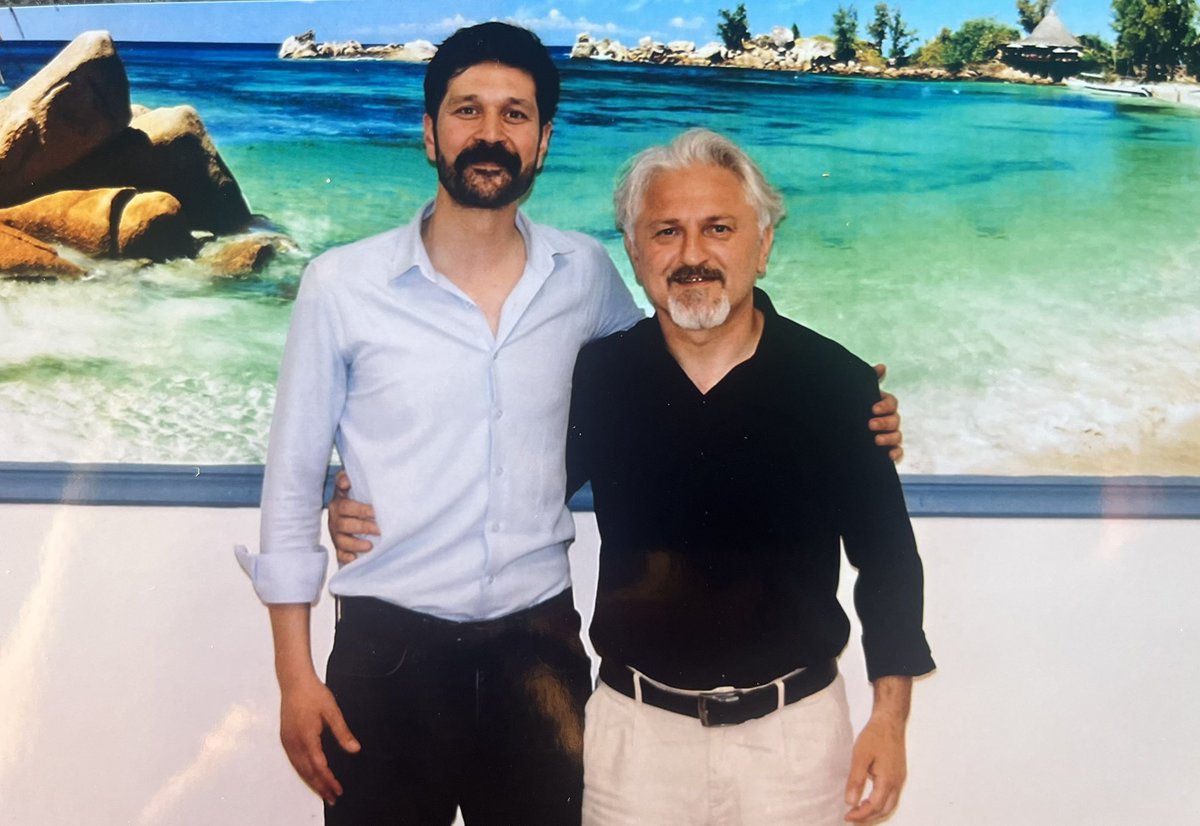 vcinaraltan's tweet photo. Bugün ESP Eş Genel Başkanı, bir önceki dönem HDP İzmir vekili Murat Çepni’yi Silivri Hapishanesinde ziyaret ettim. 

Tüm mücadele dostlarına, yoldaşlarına olan sevgi ve selamı ile birlikte, vekilliği döneminde yoldaşlığını paylaştığı #DenizPoyraz için gönderdiği mesajı iletiyorum. 

“Katledilişinin 5. yılında Deniz Poyraz’ı, ‘Özgürlük Deniz’imizi’ saygıyla, özlemle anıyorum. 

Deniz’in yoldaşları olarak, 5 yıl önce gerçekleşen bu organize katliamı Fehime Anne’nin “bir Deniz gider, bin Deniz gelir” sözleriyle göğüslemiş, HDP İzmir binamız hedeflenerek yaratılmak istenen ırkçı faşist rüzgarı binlerce Deniz olarak dağıtacağımızın sözünü vermiştik. 

Bugün 17 Haziran’ı cezaevinde karşılarken, 5 yıl önceki sözümüzden, Deniz’i katledenlerden hesap sorma irademizden asla vazgeçmeyeceğimizi yineliyorum.

ESP Eş Genel Başkanı Murat Çepni, Marmara Kapalı Hapishanesi”