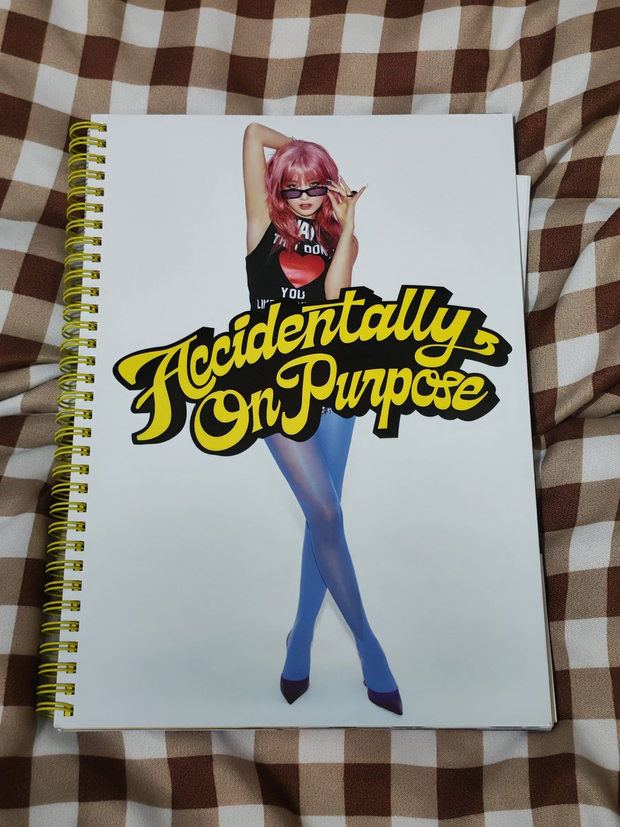 rygosluvr's tweet photo. my mom came back from korea and oh my goddd I don't have this version of the cd! I was literally going to pass out she's so gorgeous

imo her best look in this album 🩷 https://t.co/ZhHPx9y3zq