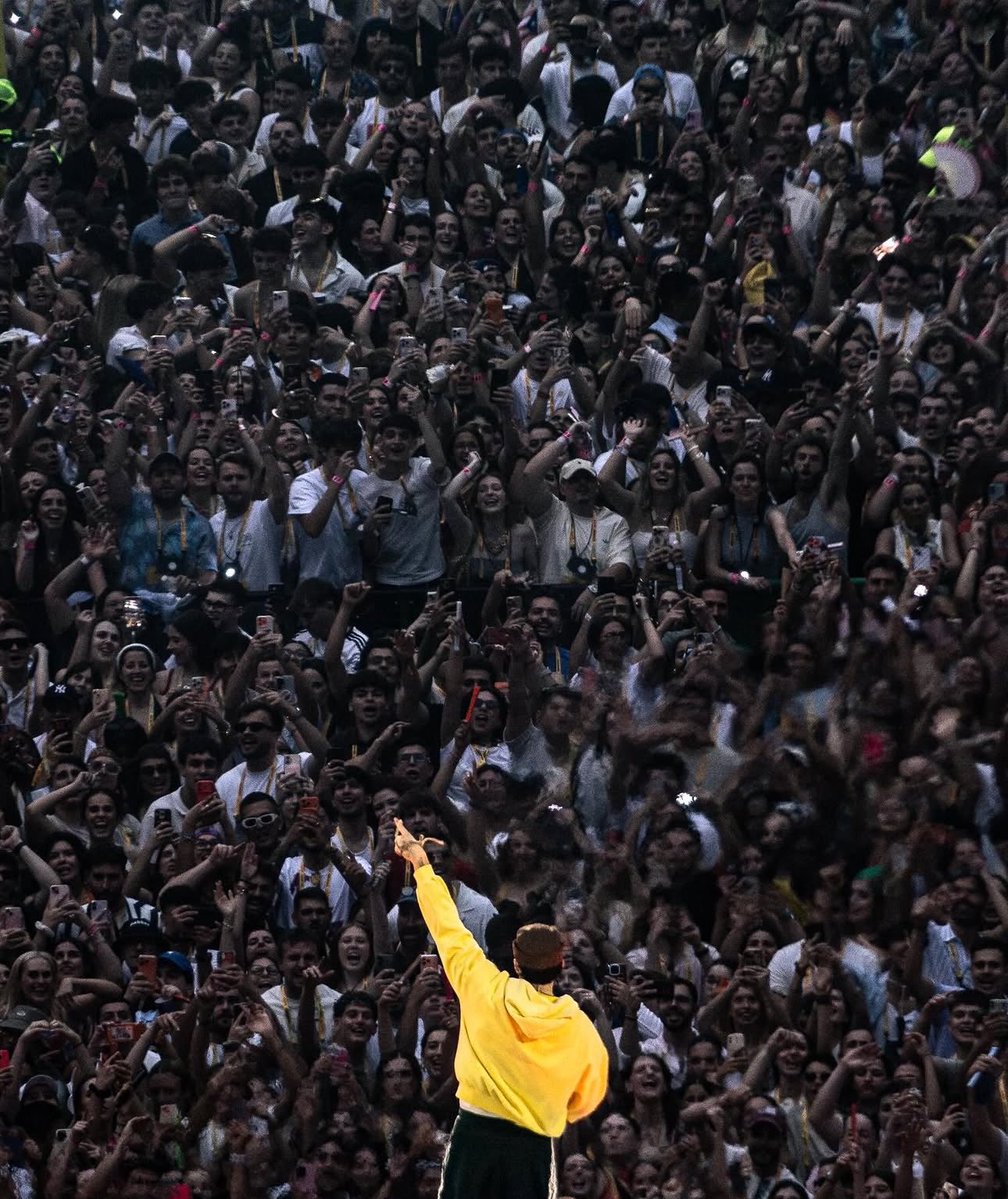 bunnythrowback's tweet photo. Live Nation confirma que el "DeBÍ TiRAR MáS FOToS" de Bad Bunny es la gira más concurrida de la historia de España, vendiendo más entradas que cualquier otra gira hasta la fecha. 🇪🇸🏟️ https://t.co/C3ugu6uqQP