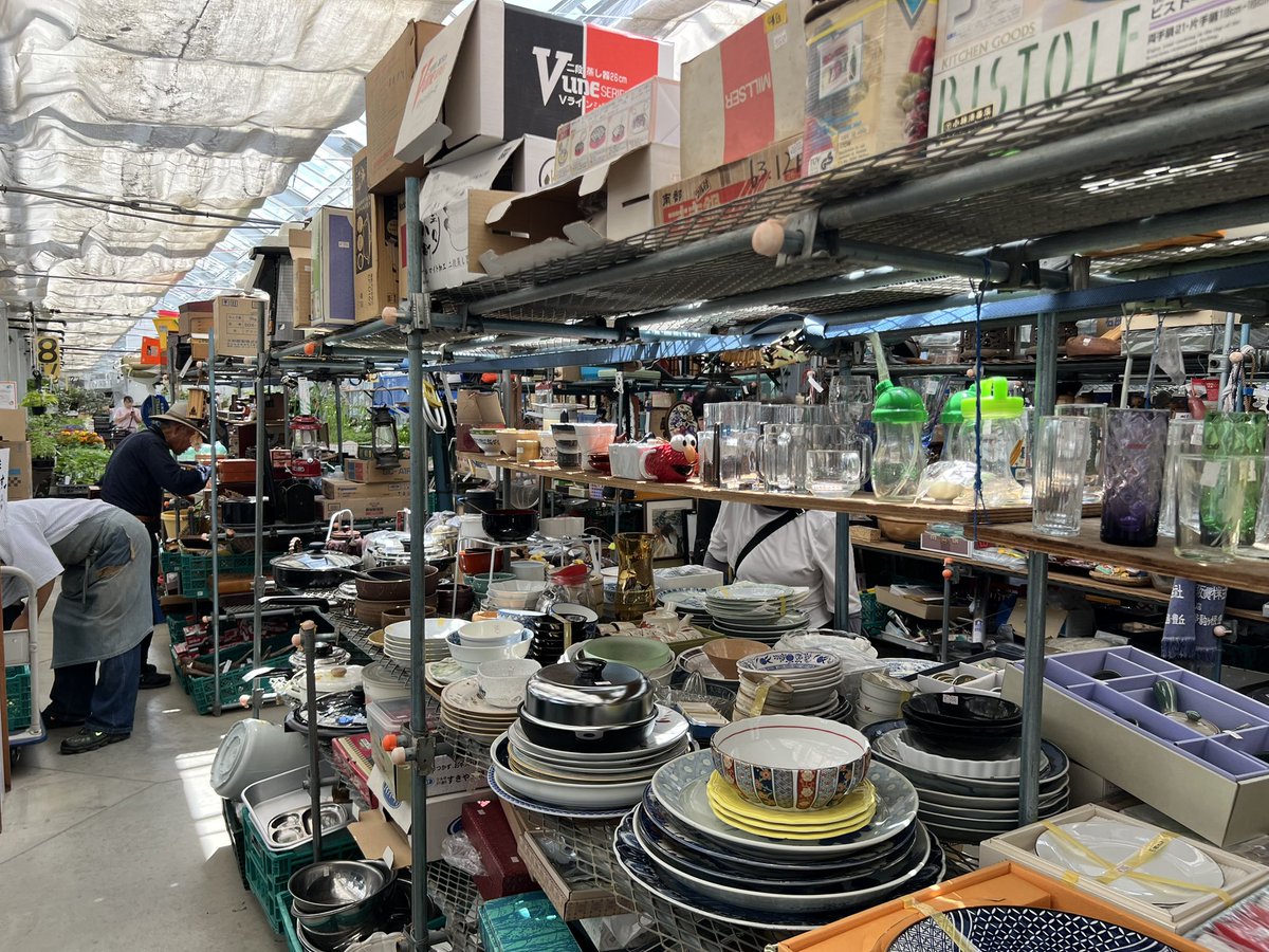 ryuji_fujimura's tweet photo. 伊那の郊外にある農家が集まって作った民間の産直施設。野菜や米だけでなく中古の家具や食器など「売れるものは何でも売る」というスタンスが野性的で確かに面白い。 https://t.co/38YsY5nKXr