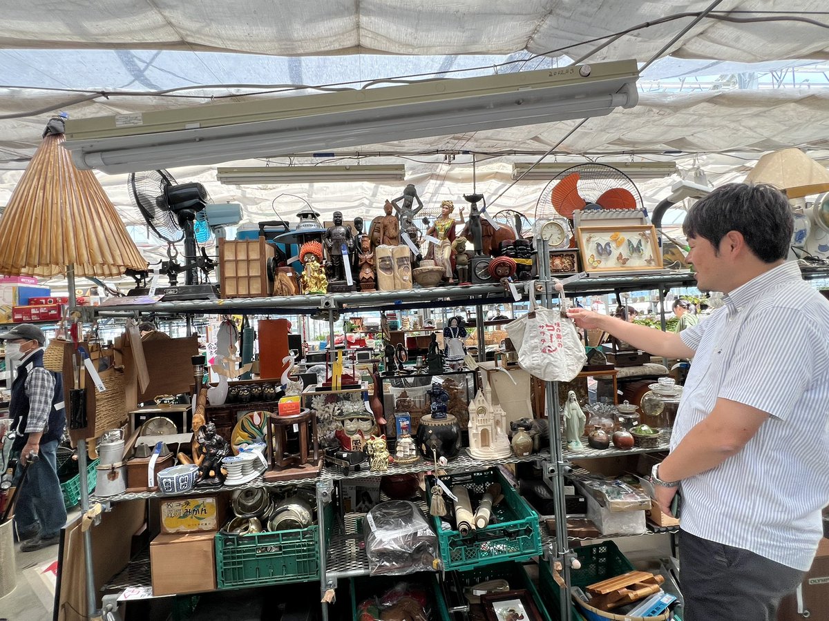 ryuji_fujimura's tweet photo. 伊那の郊外にある農家が集まって作った民間の産直施設。野菜や米だけでなく中古の家具や食器など「売れるものは何でも売る」というスタンスが野性的で確かに面白い。 https://t.co/38YsY5nKXr