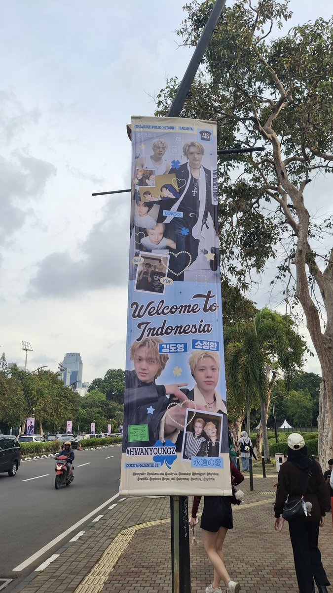 wonubins's tweet photo. berkibarlah #HWANYOUNG ku!! btw ini di indonesia arena dan dibentangkan tinggi-tinggi alias ga kenape nape sih.... https://t.co/QTHvyqfXwP