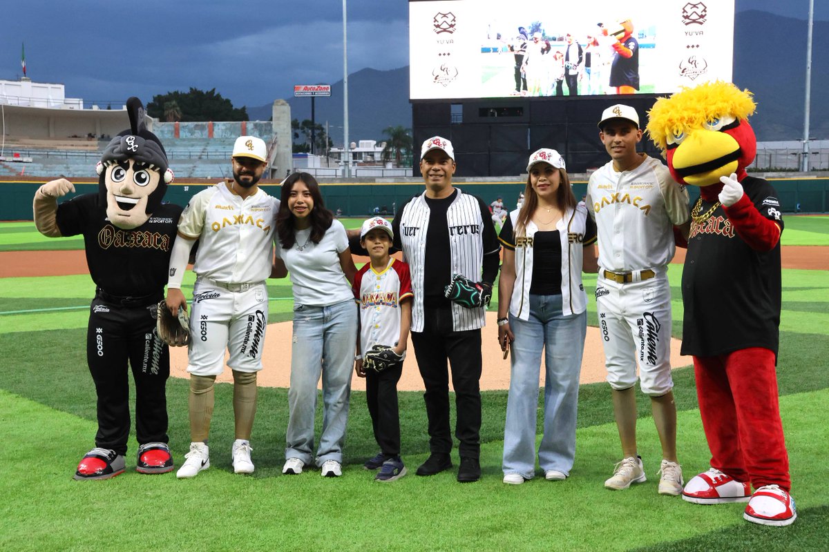 estadioyuva's tweet photo. ¡Artes y beisbol en la Fortaleza Guerrera! 🏟️⚾️
El artista oaxaqueño Darío Castillejos lanzó la primera bola del encuentro ante los Acereros de Monclova. 

Su mente creativa diseñó la espectacular máscara jonronera 2026 que lucen los @GuerrerosOax en cada cuadrangular. https://t.co/2CQw6dwR9X