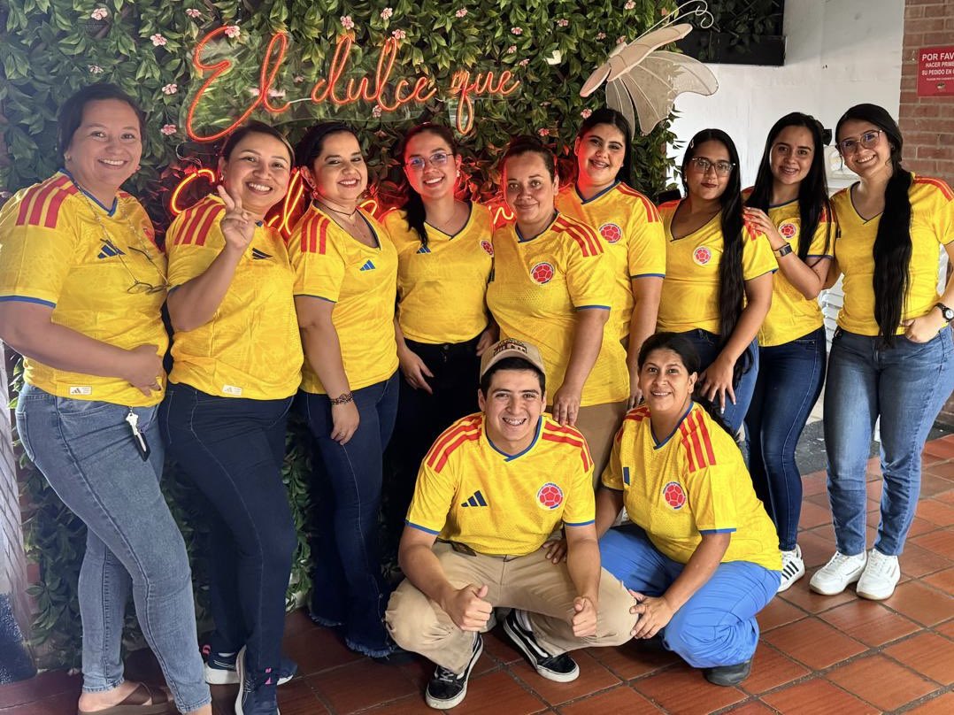 ObleasFlorida's tweet photo. 🇨🇴⚽ ¡Hoy juega Colombia y en Obleas Floridablanca lo vivimos con toda la pasión!

Entre goles, sonrisas y el sabor que nos acompaña desde 1949, alentamos juntos a nuestra Selección. 💛💙❤️

Que no falte la camiseta, la buena energía y, por supuesto, una deliciosa oblea. 🇨🇴🥅🏆 https://t.co/7vriwRwPKY