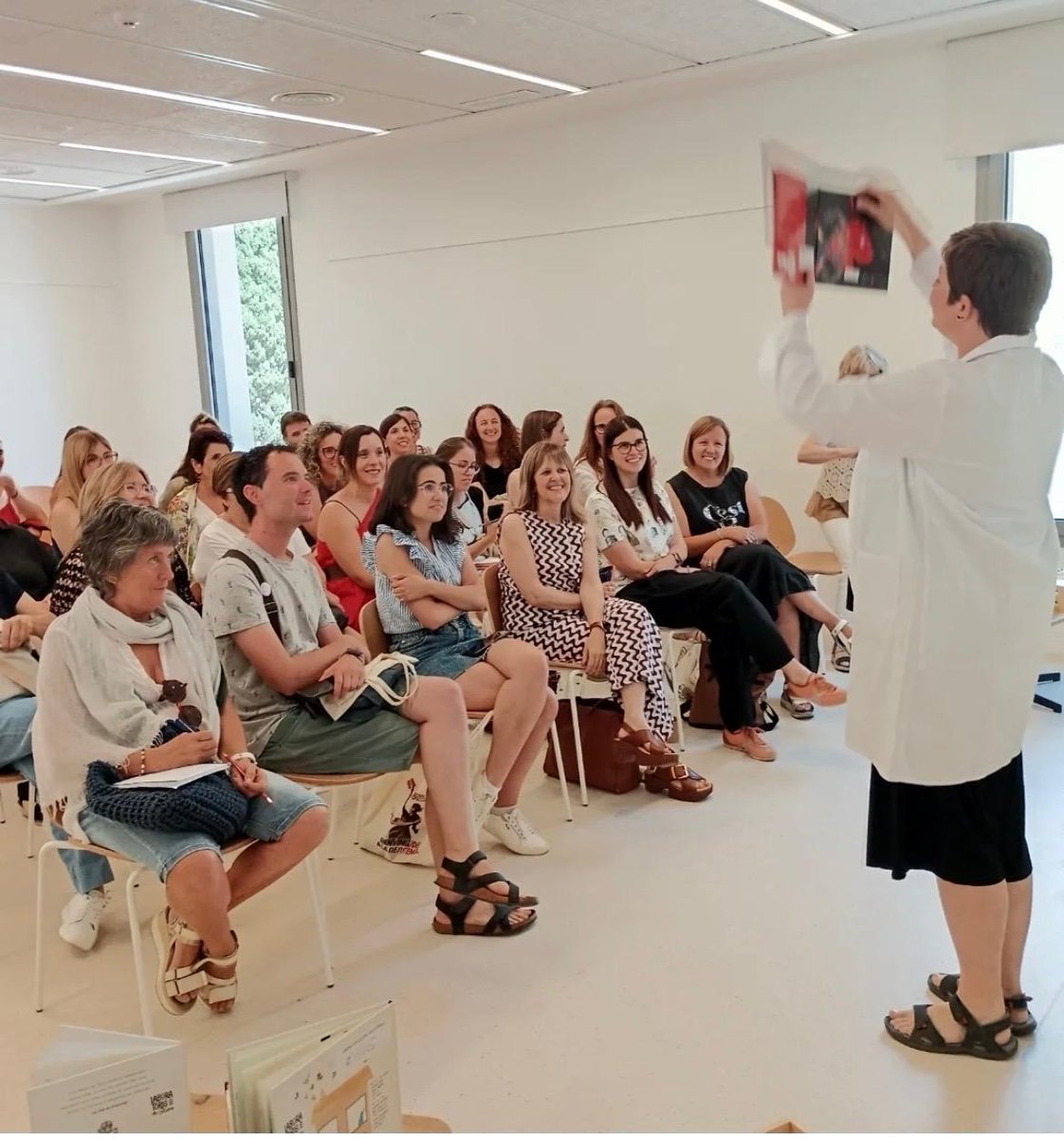 bibliotequeslle's tweet photo. 📚Una cinquantena de professionals de les #BibliotequesLleida ens hem trobat avui a la @biblioalpicat.

Hem visitat el nou equipament, hem descobert el laboratori "Elixirs emocionals" i hem compartit un moment especial amb l'homenatge sorpresa a la Nati Moncasi.

Gràcies a totes! https://t.co/i8F3cEy9DX