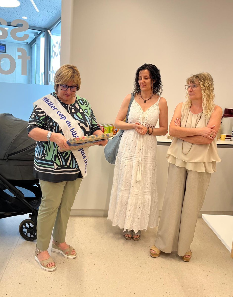 bibliotequeslle's tweet photo. 📚Una cinquantena de professionals de les #BibliotequesLleida ens hem trobat avui a la @biblioalpicat.

Hem visitat el nou equipament, hem descobert el laboratori "Elixirs emocionals" i hem compartit un moment especial amb l'homenatge sorpresa a la Nati Moncasi.

Gràcies a totes! https://t.co/i8F3cEy9DX