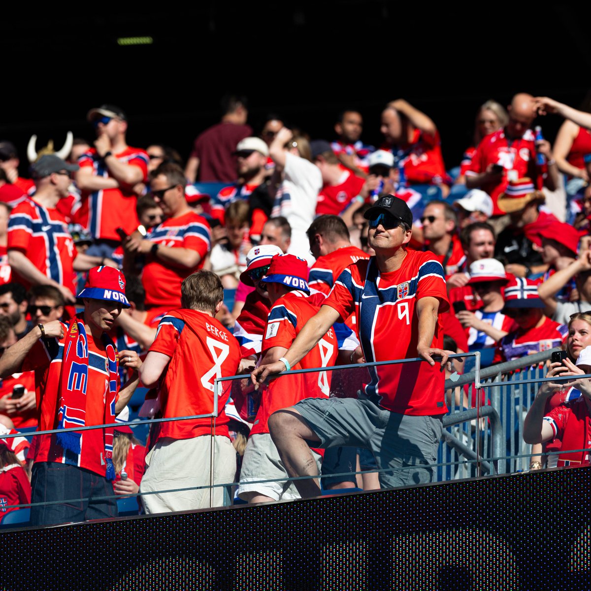 ActuFoot_'s tweet photo. 🚨🚨 LA TERRE A LITTÉRALEMENT TREMBLÉ EN NORVÈGE 🇳🇴 HIER LORS DU DOUBLÉ D'ERLING HAALAND !!! 😱😳

La station sismique de Bergen a enregistré de légers tremblements de terre au moment des buts, causés par la liesse des supporters norvégiens. 🫨

🗞️ @lequipe https://t.co/4qui5fPUd8