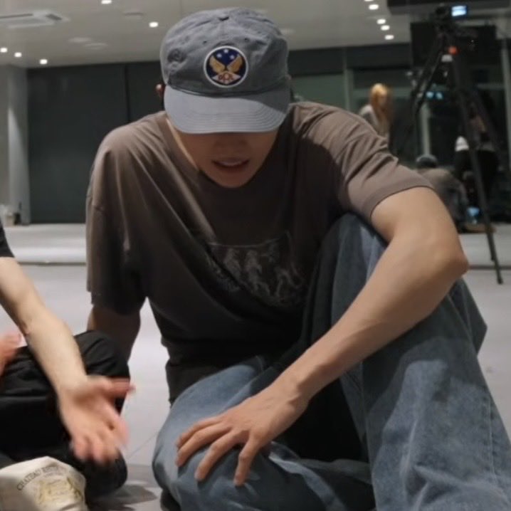 blessmebape's tweet photo. แล้วช่วงนี้ชอบใส่เสื้อวินเทจมาก ทรงงี้อะ โคตรหล่อ https://t.co/uL2pQuwFq6
