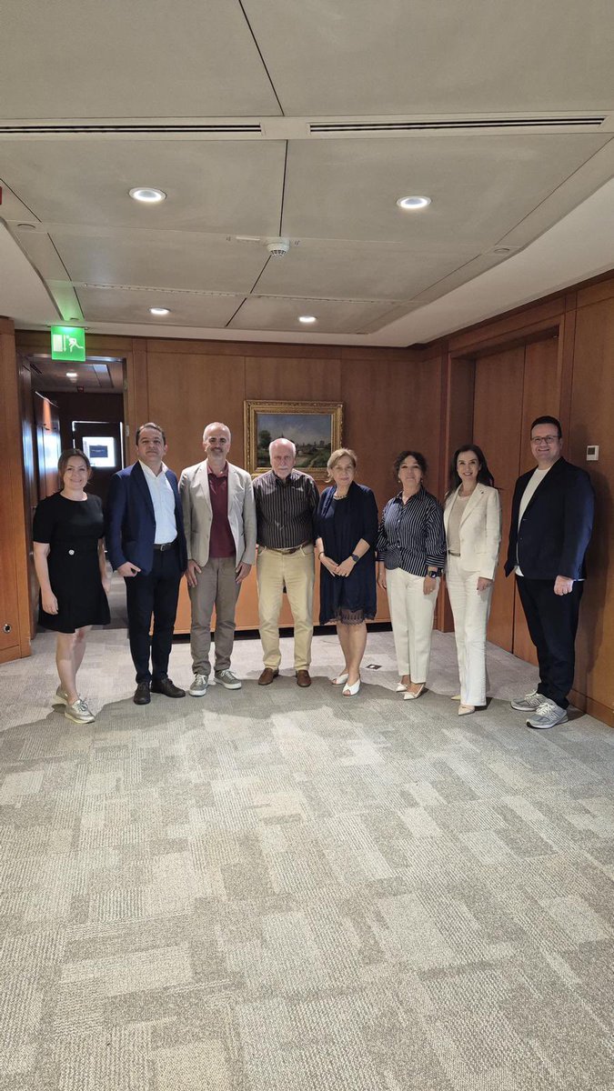BasinKonseyi's tweet photo. Basın Konseyi ile iletişimcilerin etik seminerleri başladı

TÜRKİYE’NİN Medya Etiği alanındaki tek kuruluşu olan Basın konseyi, halkla ilişkiler ve kitle iletişiminde çalışan kurum ve kuruluşlarla işbirliği yaparak bir dizi seminer düzenlemeye başladı.
Bu seminerlerin ilki, Kurumsal İletişimciler Derneği (KİD) ile gerçekleşti.
 “İletişimde Basın Meslek İlkeleri ve Medya Etiği” konulu toplantıya Basın konseyi’ni temsilen Başkan Pınar Türenç ile Yüksek Kurul Üyeleri Yalçın Doğan ve Sumru Bayar katıldı. Kurumsal İletişimciler Derneği de, şu isimlerle toplantıda yer aldı.
Murat Göllü (KİD Eş Başkanı)
Ayşenur Aydın (KİD Eş Başkanı)
Cem Tanır (KİD Başkan Yardımcısı)
Arda Öztaşkın (KİD YK Üyesi)
Yoğun ilgi gören ve planlanan sürenin ötesine geçen toplantıda, Basın Konseyi’nin medya etiği alanındaki çalışmaları, bağımsız duruşu ve toplumsal etkisi anlatıldı. Alanında bir ilk olma özelliği taşıyan seminerler, devam edecek. 

#BasınKonseyi #KİD #MedyaEtiği #BasınMeslekİlkeleri #İletişim #TrustInMediaSEE #EU @UNESCOVenice
@UN_Turkiye @EUDelegationTur