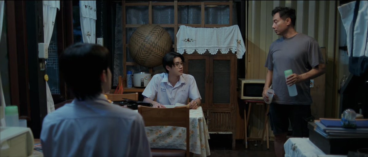 starsforgem4th's tweet photo. the difference in the colors of their house itself mimicking ko song saying his house is boring and ko neung's is lively...no wonder he found family in one that wasn't his own 

TONSOM 6TH EPISODE 
#WhenOrangesFallEP6 https://t.co/iOXnyPwzaC