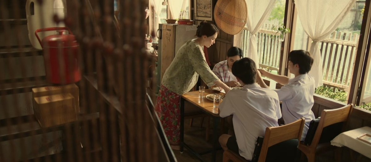 starsforgem4th's tweet photo. the difference in the colors of their house itself mimicking ko song saying his house is boring and ko neung's is lively...no wonder he found family in one that wasn't his own 

TONSOM 6TH EPISODE 
#WhenOrangesFallEP6 https://t.co/iOXnyPwzaC