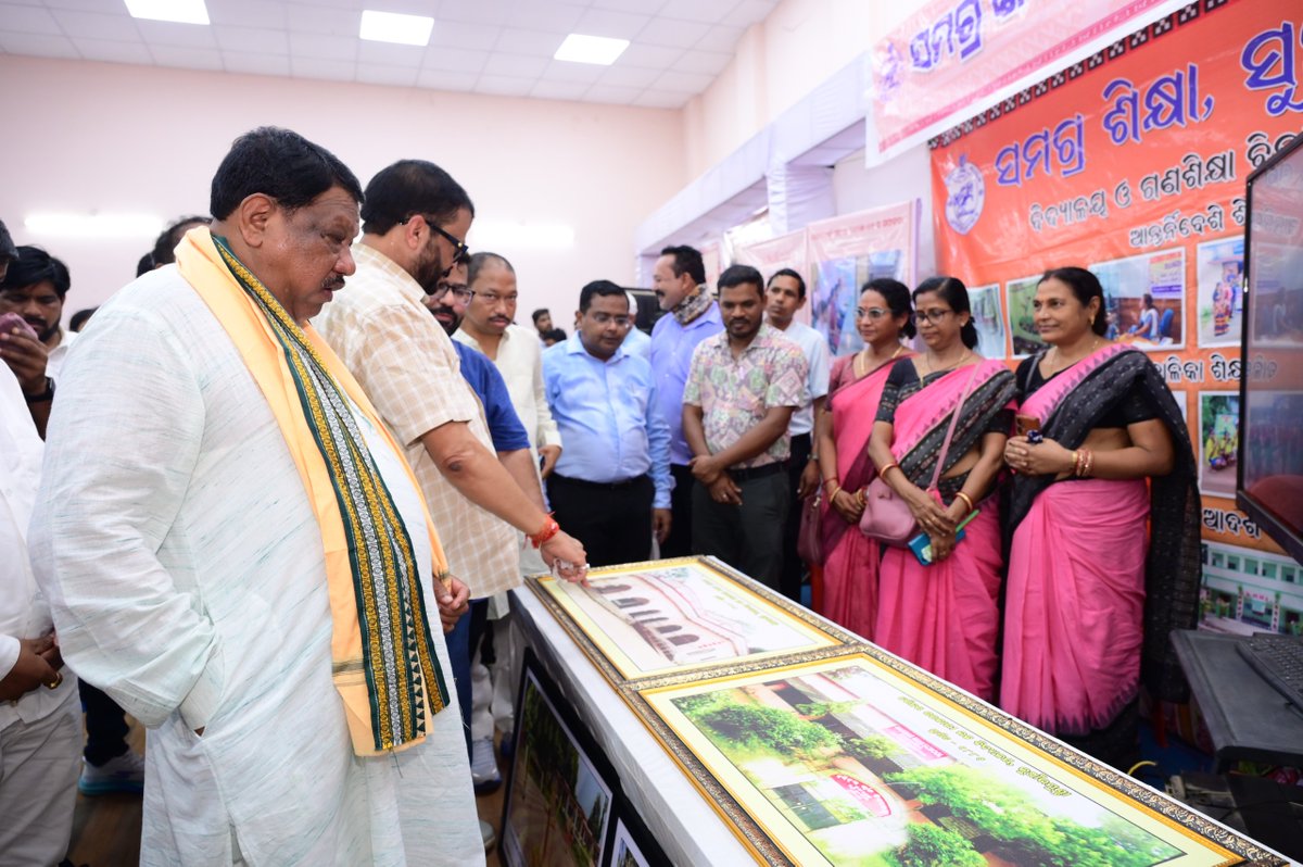DMSundargarh's tweet photo. ସ୍ଥାନୀୟ ନାରୀ କଲ୍ୟାଣ କେନ୍ଦ୍ର ପରିସରରେ ଆୟୋଜିତ ତିନି ଦିନିଆ ପ୍ରଦର୍ଶନୀକୁ ମାନ୍ୟବର କେନ୍ଦ୍ର ଆଦିବାସୀ ବ୍ୟାପାର ମନ୍ତ୍ରୀ ଶ୍ରୀ ଜୁଏଲ ଓରାମ, ରାଜସ୍ବ ଓ ବିପର୍ଯ୍ୟୟ ପରିଚାଳନା ମନ୍ତ୍ରୀ ଶ୍ରୀ ସୁରେଶ ପୂଜାରୀ ଏବଂ ଓଡ଼ିଶା ବିଧାନସଭାର ଉପ ବାଚସ୍ପତି ଶ୍ରୀ ଭବାନୀ ଶଙ୍କର ଭୋଇଙ୍କ ସମେତ ଅନ୍ୟାନ୍ୟ ଅତିଥିମାନେ https://t.co/aP76zGK6uR