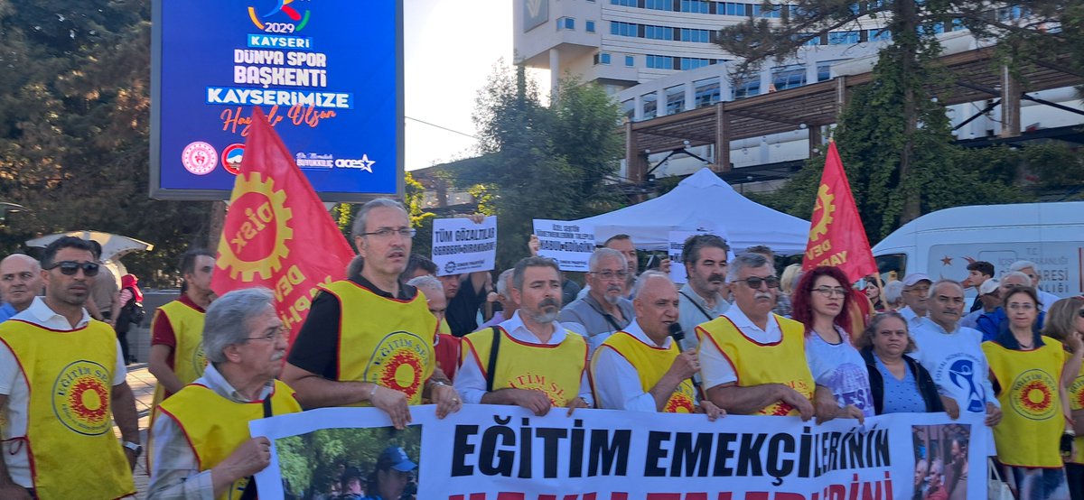 KayseriEmep's tweet photo. Kayseri Emek ve Demokrasi Platformu'nun gerçekleştirdiği Ankara'da eylemlere devam eden özel sektör öğretmenleriyle ilgili "Eğitim Emekçilerinin Haklı Taleplerini Şiddetle Bastıramazsınız!" basın açıklamasına katıldık. https://t.co/NgMHDJzOVi