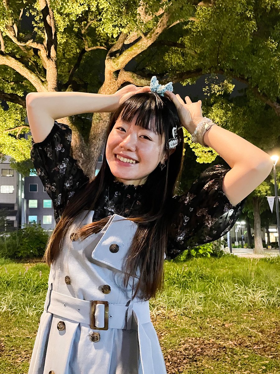 kotonichi's tweet photo. #おんまゆず #尼崎中央公園

2026年6月16日は尼崎中央公園での、ねもちゃん（おんまゆず）の #ストリートライブ に行ってきました😄

ねもちゃんの前回の大阪遠征が5月12日だったので、それ以来1ヶ月以上ぶりのライブとなりました😳
尼崎中央公園でのストリートライブは3月以来なのだそう🙂

時間に合わせて現地に行くと、すでに多くの方々が集まっていました😄
ライブは19時スタートでしたが、すっかり日も長くなったのでまだまだ明るい中でのスタート☀️
ねもちゃんも「すっかり日が長くなった」と話していて、半袖のブラウスにワンピースのスカートという出で立ちでした😊

「尼崎のみなさんこんばんはー！　おんまゆずのねもちゃんといいます」と元気よく挨拶すると、スタートは「フロラシオン」から🎤

いつもの「おまじない」に続いては5月に新しくリリースしたCDから「Nemophila」🎸

曲の合間にちょっとお酒を飲んでるっぽいおじいさんが話しかけてくるストリートライブらしい展開も😳
陽気なおじいさんで、ねもちゃんもストリートではよくあることと、突然の展開にも楽しそうに話してましたが、あまりに話が脱線してしまったため次何を歌うのかがわからなくなってしまいました😅
なんとか思い出しての一曲は「プレアデスの泡沫」🎤

だいぶ日も落ちてきたので、少し落ち着いてここからは弾き語りタイム🙂
曇っていたこともあって残念ながら星空とはいきませんでしたが、心の中で星を思い浮かべてと「プラズマ」の弾き語りバージョン🎸

続いての「Proust」という楽曲は、香りや風が過去の記憶を呼び覚ますプルースト効果にちなんだ楽曲なのだそうで、そんな香りや風のことを思い浮かべながら聴いてほしいとしっとり歌いあげました🎤

歌っている姿を見た例のおじいさんからは「色っぽい」との言葉をもらって「はじめて言われたー」とねもちゃん大喜び😊

また他にもねもちゃんのことを「高校生？」と間違うおばちゃんが現れたりと、あまがさ…いえ大阪らしい展開にねもちゃんも「今日めっちゃ楽しい！」と上機嫌でした😆

この日は風も涼しく気持ちがよかったので、しっとりめの曲をたくさん歌いたくなるとのことで続いては「琥珀」🎸
秋の楽曲ながらこの夜の気候にはあっていたように思います🌃

少し落ち着いた曲が続いたので、ここからはちょっと激しめの曲で動いてもらおうとこの曲「NEO KAWAii」🎤
私はだいぶ長いこと聴いてなかったので、もうすっかり振り付けも忘れてるかと思いましたが、案外すぐに思い出すものですね😁
みんなで楽しく踊ってきました😊

1時間もあっという間、ラストの楽曲はもちろん「晴レルヤ」🎤
梅雨の中、みんなが晴れ間に出会えるようにとこの日も元気一杯でライブを締めました😆

いろんな人が参加してくれたたっぷり1時間のストリートライブ、ちょっとしたハプニングならストリートならでは、総じて楽しいライブでした😄

2026.06.16
@ 尼崎中央公園
🎶 セットリスト
 
1.グリーンピースとピスタチオ
2.フロラシオン 
3.Nemophila
4.プレアデスの泡沫
5.プラズマ（弾き語り）
6.Proust
7.琥珀
8.NEO KAWAii
9.晴レルヤ