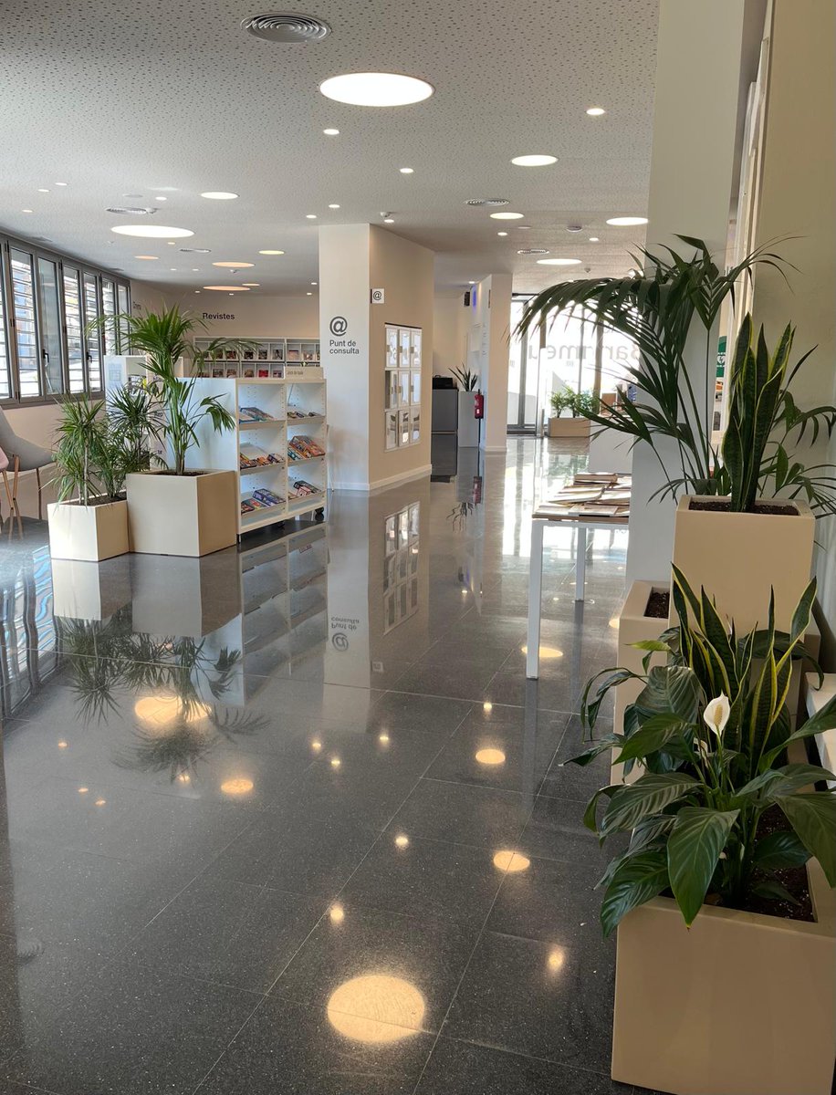 bibliotequeslle's tweet photo. 📚Una cinquantena de professionals de les #BibliotequesLleida ens hem trobat avui a la @biblioalpicat.

Hem visitat el nou equipament, hem descobert el laboratori "Elixirs emocionals" i hem compartit un moment especial amb l'homenatge sorpresa a la Nati Moncasi.

Gràcies a totes! https://t.co/i8F3cEy9DX