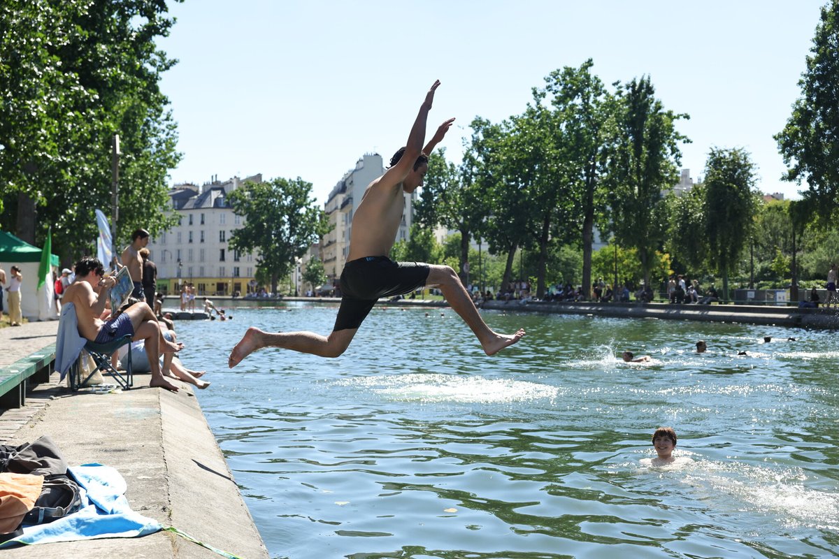 LeParisien_75's tweet photo. « On fête la fin du bac dans l’eau » : à Paris, la foule des grands jours pour un plongeon anticipé au canal Saint-Martin
➡️ https://t.co/HcHEGhZS71 https://t.co/se44AvUPx6