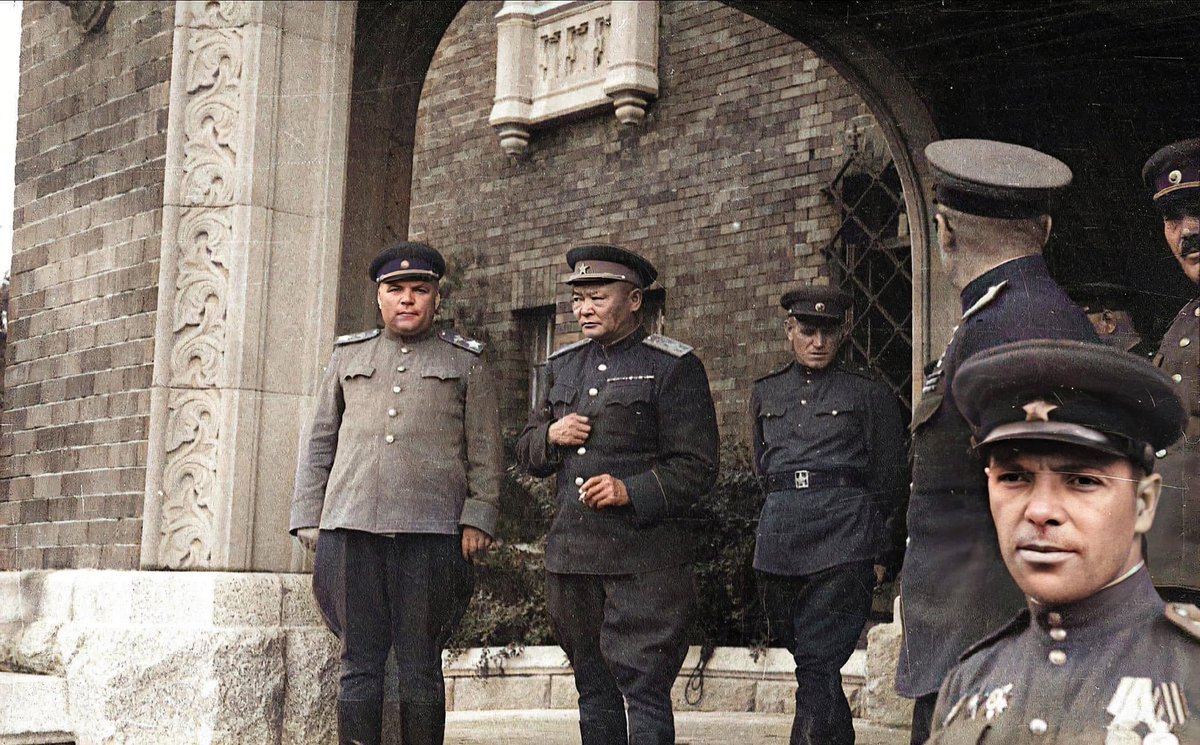 themongolmn's tweet photo. Маршал Малиновский, Чой, Сахалт М.П.Ковалев, ард И.А.Иванов нар байна.
Манж гогийн нийслэл Чаньчуньд https://t.co/Dl9P2mphZn