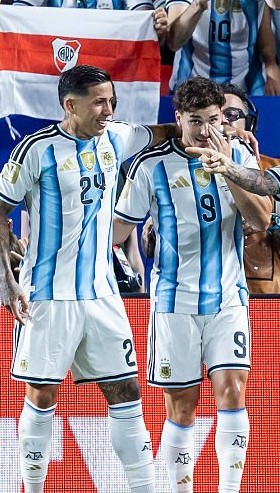 MicaCabbral's tweet photo. El julienzo y la bandera de river atrás 🤍❤️🤍🚬 https://t.co/UoDoelePXb