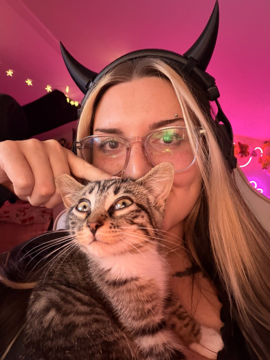 isojen_'s tweet photo. if you haven’t been to my streams lately, i have a little shadow that loves being on camera ♡ https://t.co/h2iOSpfD1e