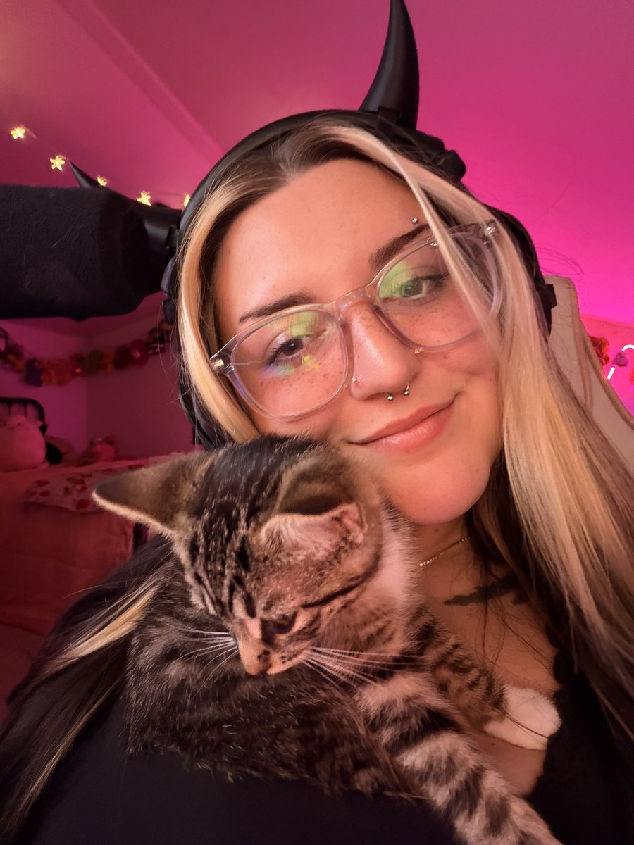 isojen_'s tweet photo. if you haven’t been to my streams lately, i have a little shadow that loves being on camera ♡ https://t.co/h2iOSpfD1e