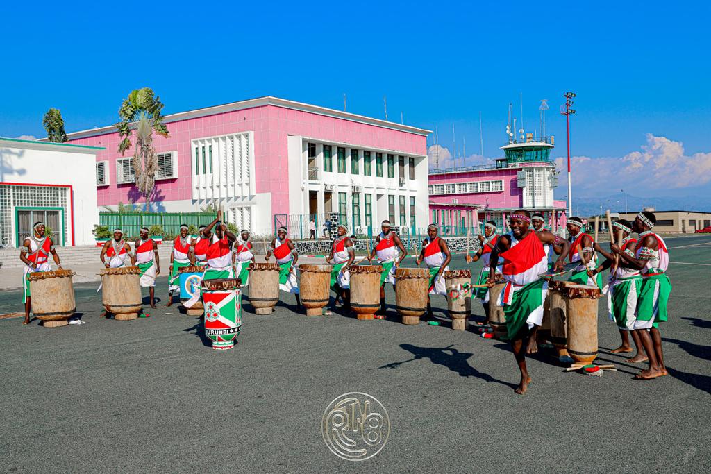 RTNBurundi's tweet photo. Union Africaine 

Le Président de la Commission de l’Union africaine achève sa visite officielle au Burundi

Bujumbura, le 17 juin 2026 – Le Président de la Commission de l’Union africaine, M. Mahmoud Ali Youssouf, a quitté le Burundi dans l’après-midi de ce mercredi 17 juin 2026, au terme d’une visite officielle effectuée dans le cadre d’une réunion virtuelle de haut niveau convoquée par le Président en exercice de l’Union africaine.

Au cours de son séjour au Burundi, M. Mahmoud Ali Youssouf a été reçu en audience par Évariste Ndayishimiye, Président de la République du Burundi et Président en exercice de l’Union africaine.

Les échanges entre les deux hauts responsables ont porté sur les principaux développements politiques, sécuritaires et socio-économiques du continent africain. Cette rencontre a également permis de passer en revue plusieurs dossiers prioritaires inscrits à l’agenda de l’Union africaine, notamment les questions relatives à la paix et à la sécurité, à l’intégration régionale ainsi qu’à la promotion du développement durable du continent.

Les deux personnalités ont réaffirmé leur engagement en faveur du renforcement de la coopération entre les États membres de l’Union africaine et de la mise en œuvre des initiatives visant à accélérer l’intégration et la prospérité de l’Afrique.

La visite du Président de la Commission de l’Union africaine s’inscrit dans la dynamique de concertation permanente entre les organes de l’Union africaine et ses États membres, en vue de relever les défis communs et de promouvoir les ambitions de l’Agenda 2063 de l’Organisation continentale.