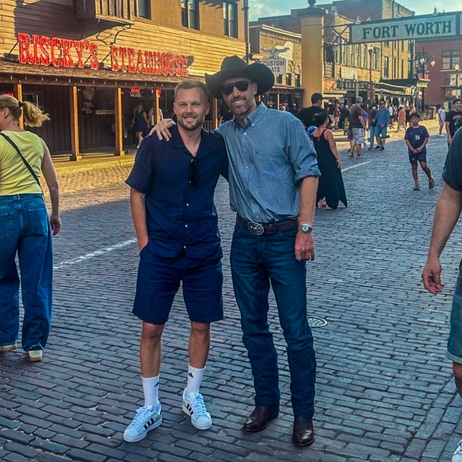 eurofootcom's tweet photo. Sweden manager Graham Potter with Sebastian Larsson enjoying their time in the USA. 🤠🇺🇸 https://t.co/WymEC1Zvpo