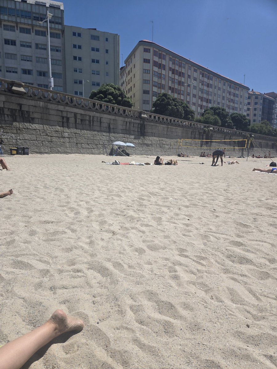 AldoCorba's tweet photo. una vez mas, y al amparo de la alcaldesa, 4 chavales se apropian de la playa del Orzan en el acceso 4, desalojan a los bañistas y ponen sus redes. Vergonzoso, pueden jugar pero al lado de la coraza y no desalojando a señoras mayores indefensas del mejor sitio de la playa. https://t.co/ta2aUkcXDk
