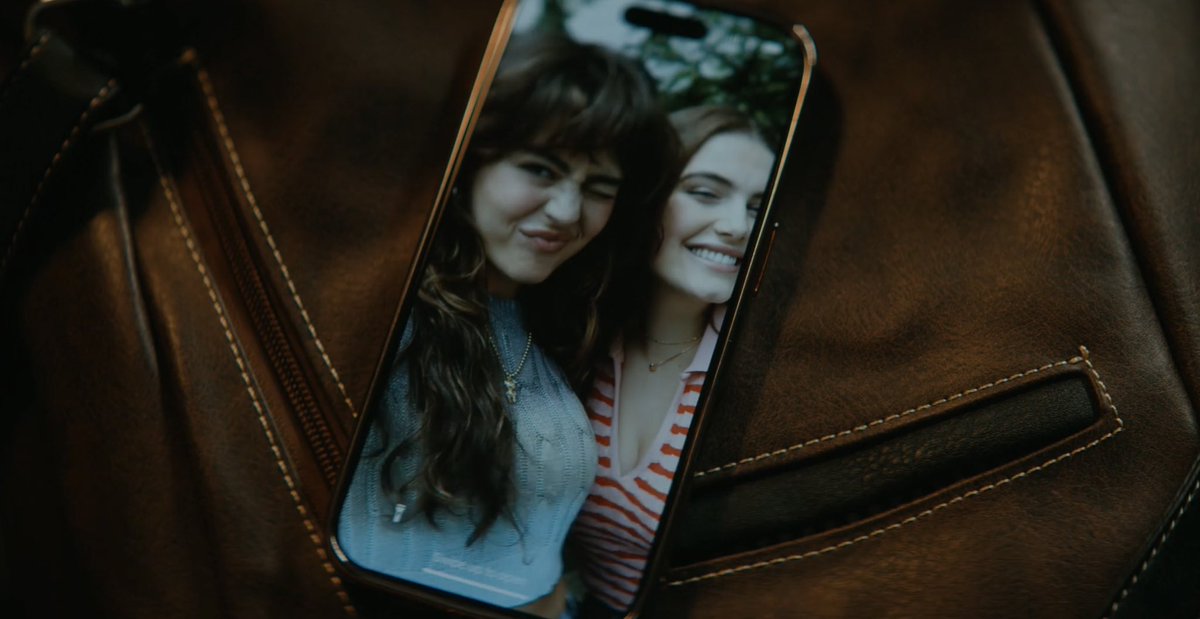 dianabellfort's tweet photo. One thing about Allie is that she always puts the most important person to her on her lock screen, and after breaking up with Sean she started using a pic of herself with Hannah as her wallpaper 💕 https://t.co/JgfBq0sq0d