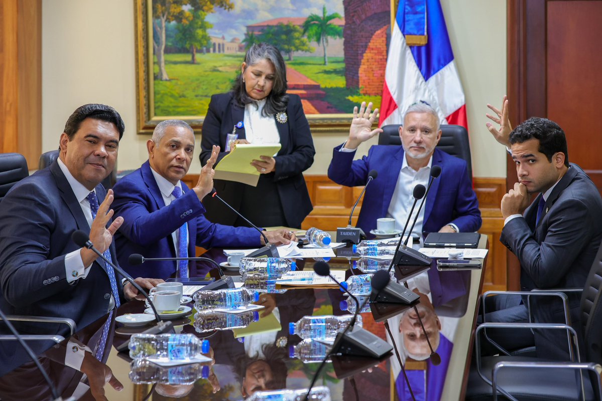 CholitinDuluc's tweet photo. Hoy participamos en los trabajos de la Comisión de Justicia y Derechos Humanos del Senado, avanzando en el estudio de importantes iniciativas legislativas para fortalecer nuestro sistema jurídico y la protección de los derechos fundamentales.

Seguimos trabajando con responsabilidad por una República Dominicana más justa, institucional y respetuosa de la dignidad de cada ciudadano.