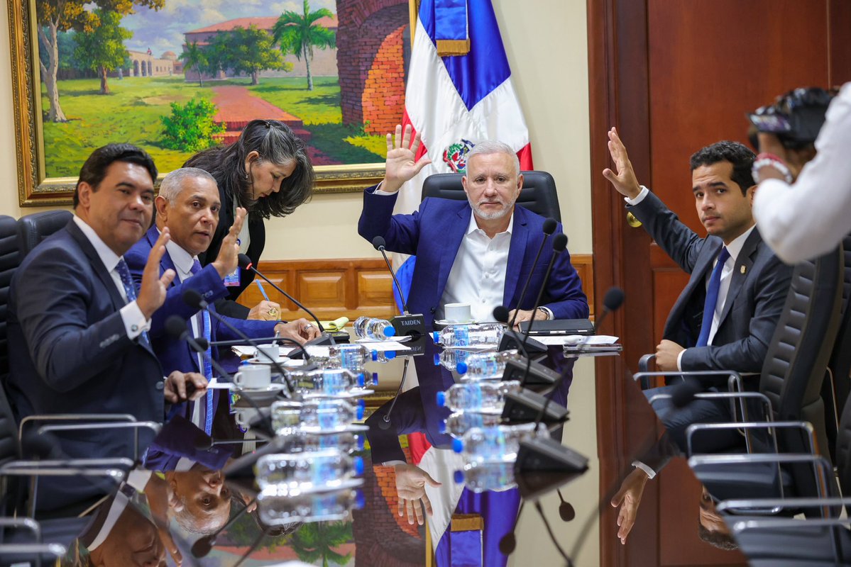CholitinDuluc's tweet photo. Hoy participamos en los trabajos de la Comisión de Justicia y Derechos Humanos del Senado, avanzando en el estudio de importantes iniciativas legislativas para fortalecer nuestro sistema jurídico y la protección de los derechos fundamentales.

Seguimos trabajando con responsabilidad por una República Dominicana más justa, institucional y respetuosa de la dignidad de cada ciudadano.