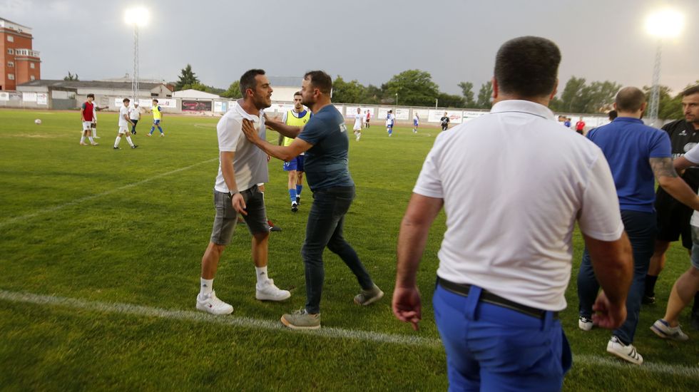 vozlemos's tweet photo. El Lemos tendrá que jugar los dos próximos partidos en A Pinguela a puerta cerrada https://t.co/SkAeHX0haF