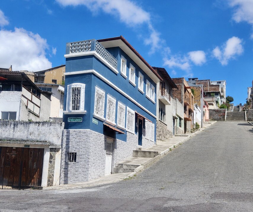 ArteQuiteno's tweet photo. En la Loma de San Juan, 
la casa más angosta del barrio
Quito - Ecuador https://t.co/8JVE0UHq4o