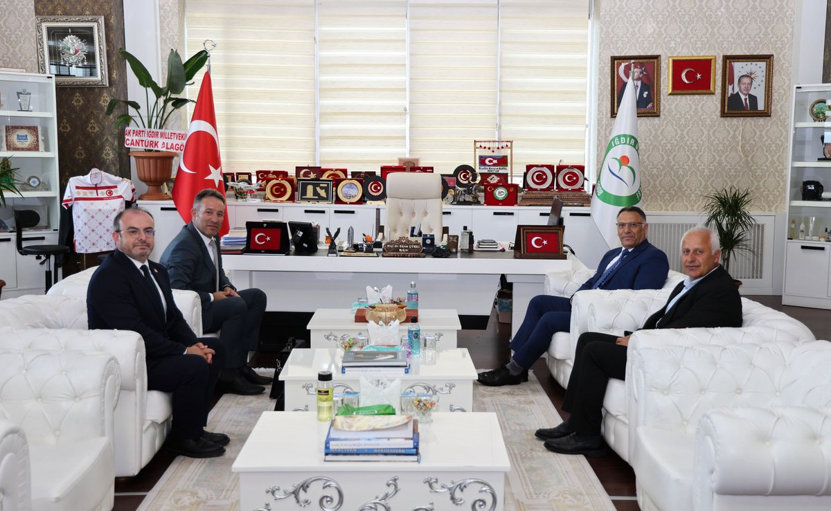 igdir_uni's tweet photo. ÜNİPERSEN Genel Merkez Yönetiminden Rektör Gürel’e Ziyaret

Üniversitemiz Rektörü Prof. Dr. Ekrem Gürel, Üniversite İdari Personel Sendikası (ÜNİPERSEN) Genel Başkan Vekili Erdem Yalçın, Genel Başkan Yardımcısı Zeynel Kaman ve beraberindeki heyeti makamında kabul etti.

Kabulde üniversitelerde görev yapan idari personelin çalışma koşulları, özlük hakları ve güncel taleplerine ilişkin karşılıklı değerlendirmelerde bulunuldu. 

Görüşmede ayrıca üniversitelerdeki çalışma barışının güçlendirilmesi ve idari personelin kurumsal süreçlere katkısının artırılmasına yönelik projeler de ele alındı.

Ziyaretten duyduğu memnuniyeti dile getiren Rektör Prof. Dr. Ekrem Gürel, ÜNİPERSEN heyetine teşekkürlerini iletti.

Görüşme, karşılıklı iyi niyet temennileri ve günün anısına hatıra fotoğrafı çekimiyle sona erdi.
@EkremGurel @erdemyalcin38 @unipersen