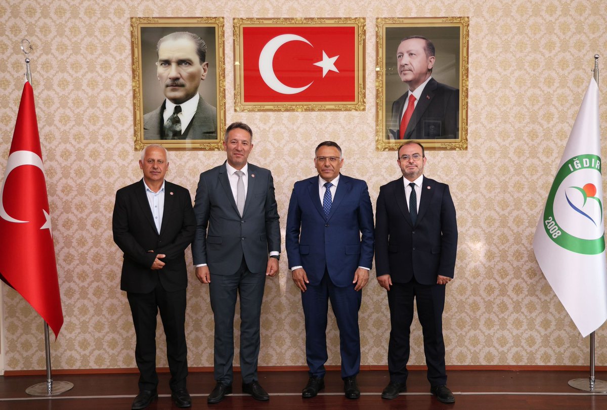 igdir_uni's tweet photo. ÜNİPERSEN Genel Merkez Yönetiminden Rektör Gürel’e Ziyaret

Üniversitemiz Rektörü Prof. Dr. Ekrem Gürel, Üniversite İdari Personel Sendikası (ÜNİPERSEN) Genel Başkan Vekili Erdem Yalçın, Genel Başkan Yardımcısı Zeynel Kaman ve beraberindeki heyeti makamında kabul etti.

Kabulde üniversitelerde görev yapan idari personelin çalışma koşulları, özlük hakları ve güncel taleplerine ilişkin karşılıklı değerlendirmelerde bulunuldu. 

Görüşmede ayrıca üniversitelerdeki çalışma barışının güçlendirilmesi ve idari personelin kurumsal süreçlere katkısının artırılmasına yönelik projeler de ele alındı.

Ziyaretten duyduğu memnuniyeti dile getiren Rektör Prof. Dr. Ekrem Gürel, ÜNİPERSEN heyetine teşekkürlerini iletti.

Görüşme, karşılıklı iyi niyet temennileri ve günün anısına hatıra fotoğrafı çekimiyle sona erdi.
@EkremGurel @erdemyalcin38 @unipersen