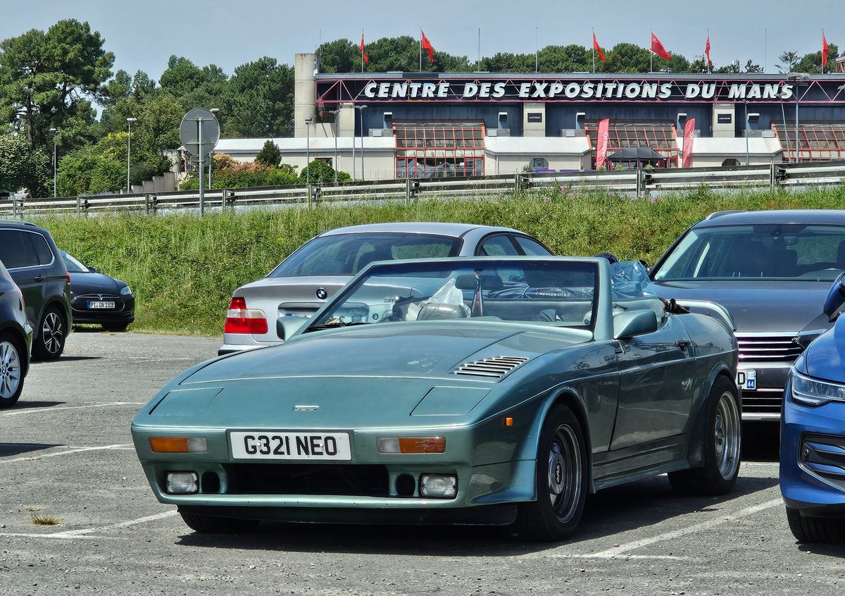 crash71100's tweet photo. Au Mans, on croise toujours des voitures rares sur les parkings, dont cette TVR 400SX produite à...2 exemplaires ! Elle possède le V8 4.0 Rover, couplé à un compresseur. C'est une préparation spéciale du Northern TVR Centre. C'est la voiture la plus rare que j'ai spottée https://t.co/VFq1m4fXNP