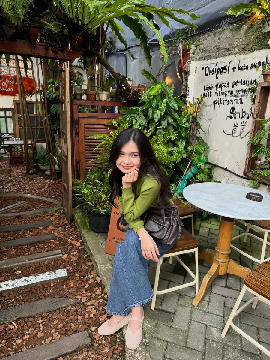 A_dikrm's tweet photo. 💚💚 Always menjadi mood booster di saat cape dengan aktivitas,,, vibes positif nya , candaan nya selalu menjdi obat penenang pikiran ,, sehat2 terus wanita matang luv luv @C_IndahJKT48 @int https://t.co/5lZY5CPFCg