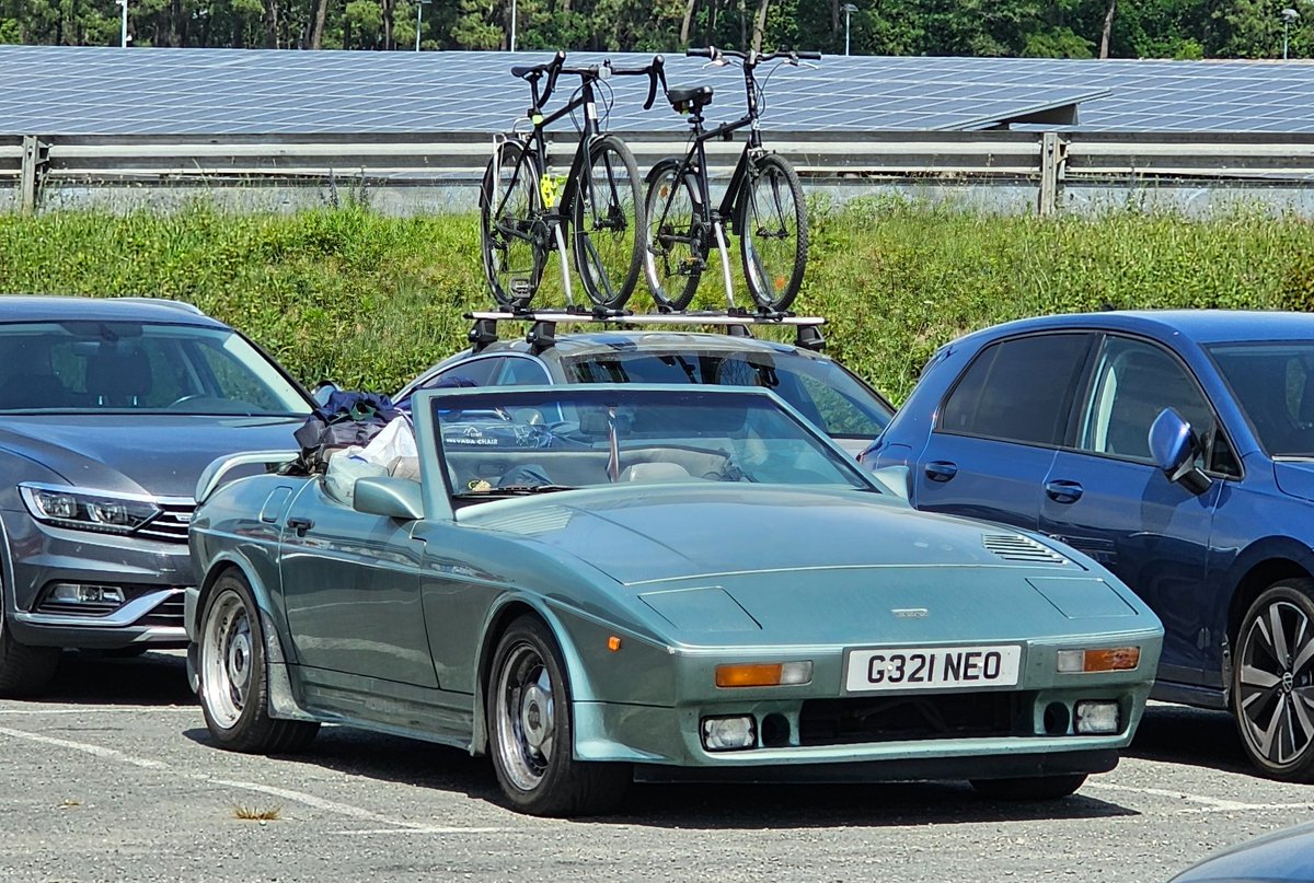 crash71100's tweet photo. Au Mans, on croise toujours des voitures rares sur les parkings, dont cette TVR 400SX produite à...2 exemplaires ! Elle possède le V8 4.0 Rover, couplé à un compresseur. C'est une préparation spéciale du Northern TVR Centre. C'est la voiture la plus rare que j'ai spottée https://t.co/VFq1m4fXNP