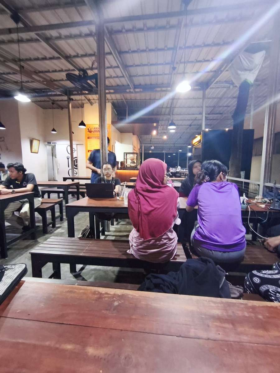 weoula's tweet photo. siapa yg sangka org yg se–diem ini waktu TD, ambil keputusan buat *beeep* kapan-kapan aja, mau tidur dulu https://t.co/ZjSPDHEhxr
