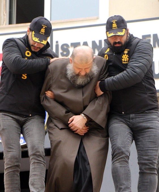 yenisafakwriter's tweet photo. Nihayet adalet yerini buldu.

Yusuf Ziya Gümüşel Hoca adlî kontrol şartıyla serbest bırakıldı.
Bütün mahkemeler suçsuzluğuna karar vermesine rağmen ruhsuz ve vicdansız birilerinin tuhaf baskıları sonucu istinaf mahkemesi kararıyla içeride tutuluyordu.

Nasıl bir zulümdü bu öyle!

Bir Müslüman âlim 6 yaşındaki bir çocuğu evlendiremez. 
Böyle bir şey alçaklıktır.

Evlenme yaşı, hayat kurabilme ve ev idare edebilme imkânkarı ve yaşı neyse odur. Reşit olmadan önce ve ev kuracak şartları haiz olmadan önce kimse zorla evlendirilemez. 

Hocaya büyük bir iftira atıldı ve suçsuz yere içeride yatırıldı yıllarca. Bu iftirayı atanlar, mahkemelere türlü tuhaf yollarla baskı yapanlar Allah’ın huzurunda hesap verebileceklerini mi sanıyorlar!