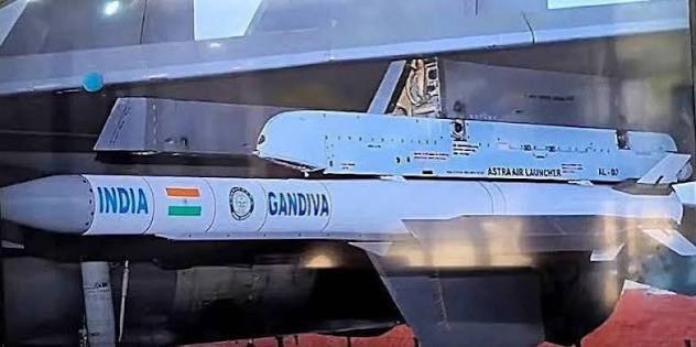 Brics_Timesx's tweet photo. JUST IN: 🇮🇳

India’s Astra Mk-III “Gandiva” is expected to become the country’s longest-range air-to-air missile.

Estimated range: 300–340 km.

With a Meteor-like ramjet propulsion system, it is designed to retain high speed and energy deep into the engagement zone.

India’s air combat reach is entering a new era.