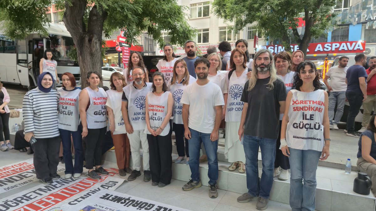 ogretmensendika's tweet photo. 📣 Açlık grevimizin 3. gününde bizimle daima dayanışma içinde olan Ankara Tabip Odası @ankaratabipoda direniş alanımızı ziyaret ederek dayanışma mesajlarını paylaştı.

Açlık grevimizin 3. gününde mücadele alanımıza dayanışma ziyaretleri sürüyor!

#ÖğretmenlerGözaltında
#ÖğretmenlerHakkınıAlacak
#ÖğretmenlerAçlıkGrevinde 

@ProfDrAGurcan @NazimMavis @ozmehmetemin @ZehraNurAydemr @ozturkercn @kemalkarahanmv @mhulkicevizoglu @YucelArzen  @makif_yilmaz @latifselvi42 @IbrahimUKaynak @rukiye_toy @yilmazbuyukaydn @ismetguneshan17 @elvangezmischp @yalimhalici @FethiAcikel @Suat_Ozcagdas @fazilkasap @drmadiguzel @ilyastopsakal @saffetsancakli @YLMZHUN @KezbanKonukcu @PerihanKoca @senolsunat @mehmetkaramansp