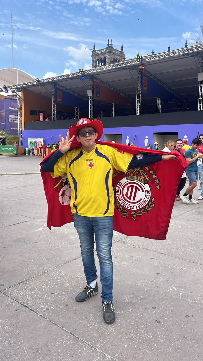 TolucaFCdatos's tweet photo. Hoy me encontré un colombiano-toluqueño en el Fan Fest de Ciudad de México. https://t.co/1k0oywxKfe