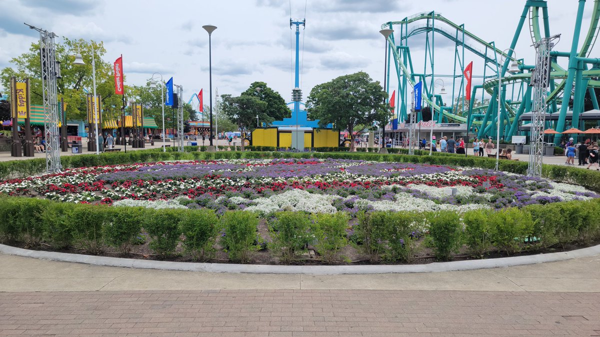 Amusement_Buzz's tweet photo. Flower bed update (technically an aerial because I jumped when taking pic) of Cedar Point celebrating America's 250th Annivery. Flowers are really blooming now. Sky Ride is closed, so there are no up top photos today. @cedarpoint @America250 https://t.co/DpNfwpqMJ0