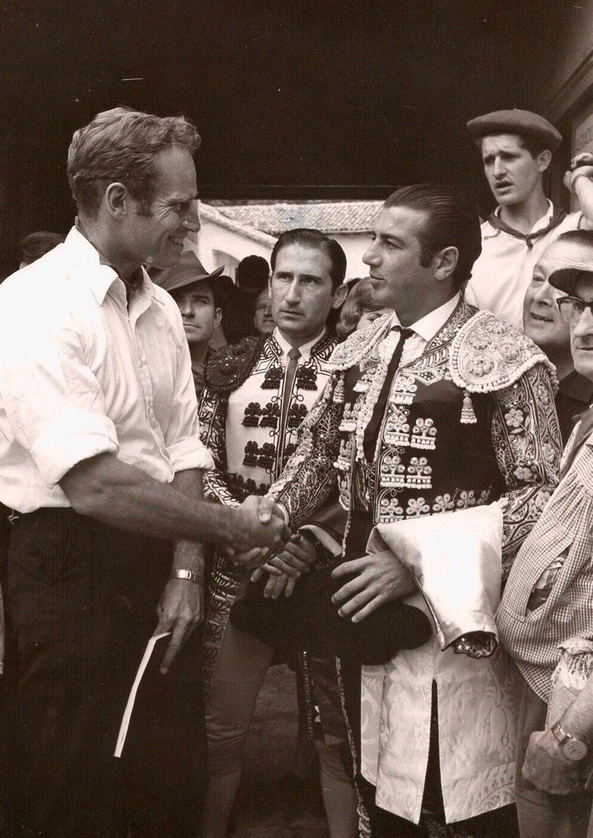 eltoreogitano's tweet photo. Antonio Ordoñez y Charlton Heston dándose la mano como hay que dársela. Mirando a los ojos. https://t.co/6grUYT8eNi